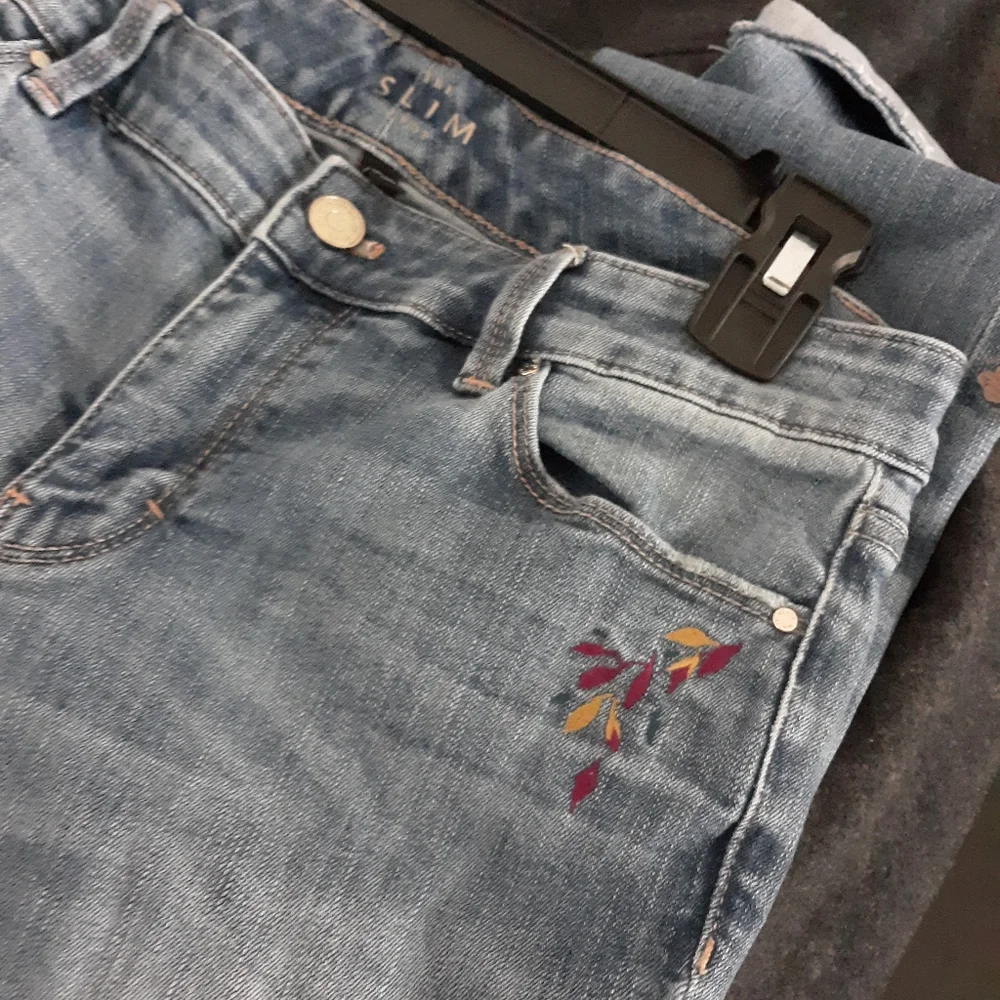 WHBM Slim Embroidered Crop Jeans - Picture 3 of 10